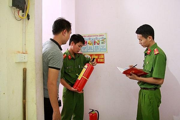 Cảnh sát PCCC kiểm tra bình chữa cháy hộ kinh doanh