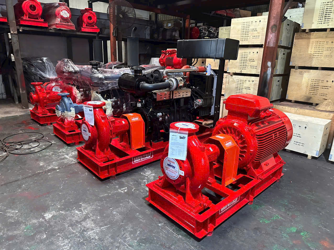 Kỹ thuật viên ANO đang kiểm định và bảo dưỡng bơm cứu hỏa điện tại nhà xưởng ở Hải Phòng